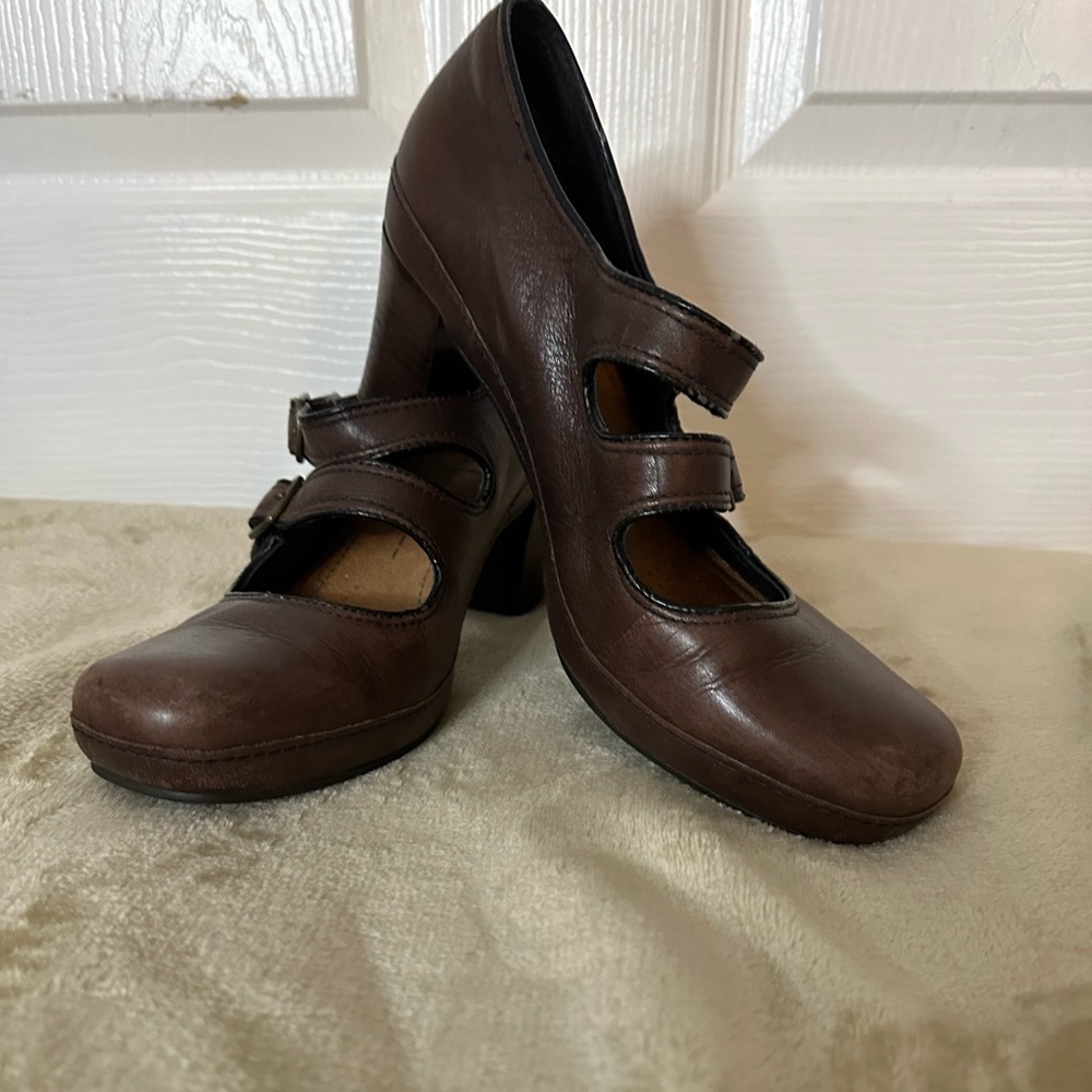 Clarks Artisan Women's Size 9M Passion Brown Double Strap Mary Jane Pump Heels